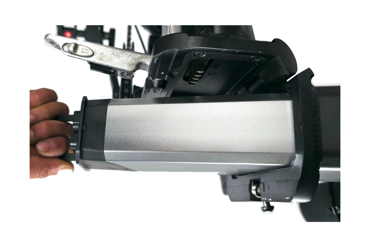 Alba Fold 3 çıkarılabilir bataryası kadrodan ayrılırken