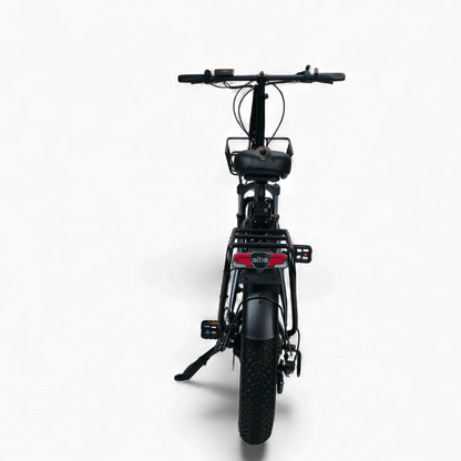 Alba Fold s arkadan tam çekim