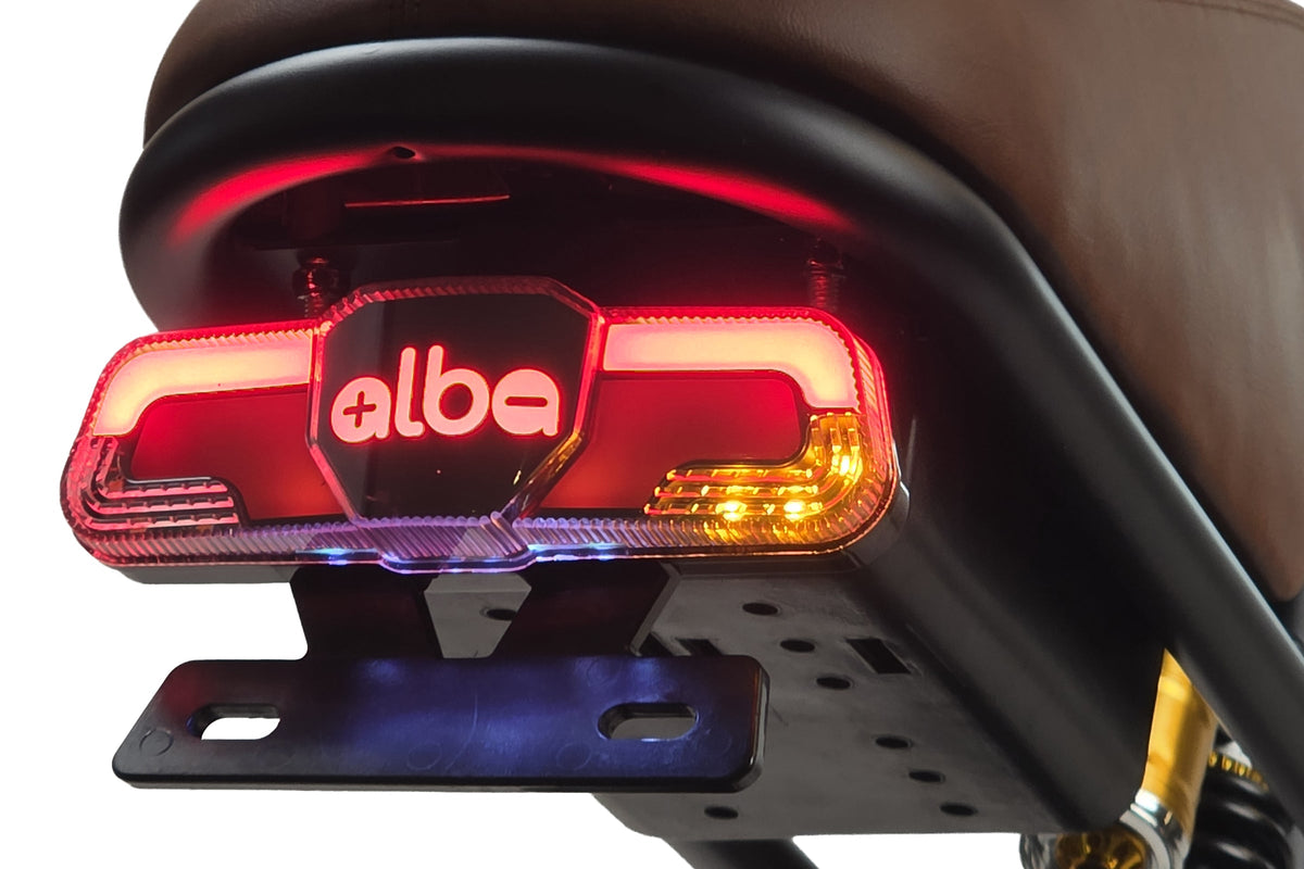 Alba Motobike X1 arka stop ve sinyal lambası, yanık hâlde