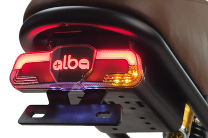 Alba Motobike X1 arka stop ve sinyal lambası, yanık hâlde