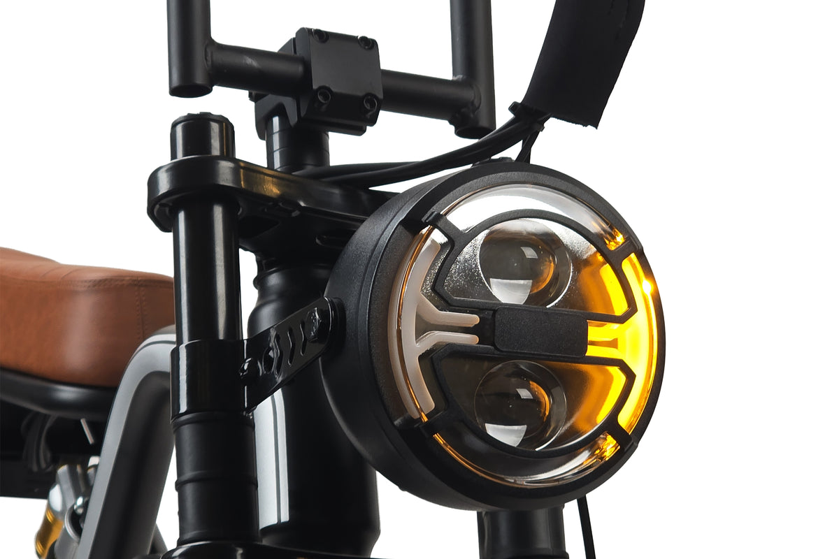 Alba Motobike X1 LED farı, sinyal yanık hâlde