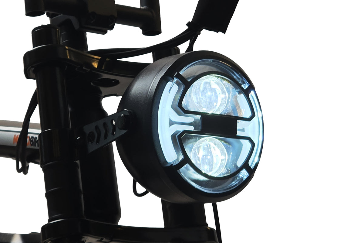 Alba Motobike X1 LED farı yakın plan, yanık hâlde